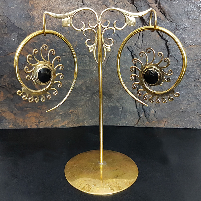 Brass Spiral Earrings with Onyx (price for pair) Gioielli da lobo in ottone